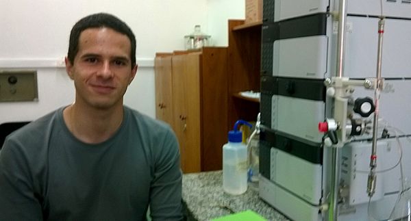 Leandro Santoro Hernandes é pesquisador na FCF-USP