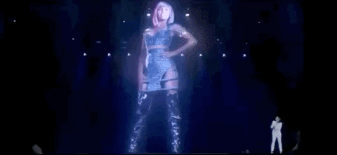 Holograma da cantora sendo apresentado em um show durante o episódio/Créditos: next.reality.news