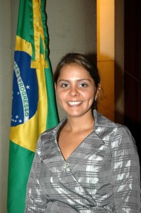 A professora da FD-RP Cíntia Rosa Pereira de Lima acredita que os termos de privacidade das redes sociais devem ser adaptados à legislação de cada país  Foto Arquivo Pessoal