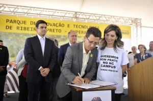 Adilton
Carneiro
assina
termo de
convênio para
aquisição de
equipamento
para o Supera