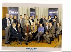 A ex-diretora do IRI (segunda da fileira inferior, da esquerda para a direita), em 2008, com o Comitê Executivo da International Political Science Association–IPSA