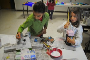 No curso Ateliê de Artes para Crianças são desenvolvidas atividades que utilizam diversas áreas do mundo das artes plásticas.  Foto: divulgação