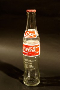 As garrafas de Coca-Cola modificadas por Cildo Meireles podem ser vistas na exposição da Caixa Cultural até 30 de novembro 