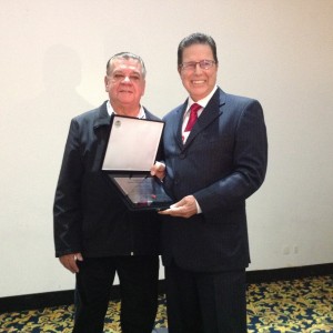 O professor recebe o Prêmio Facta 2014, entregue pelo diretor-executivo do Sindicato Nacional da Indústria de Produtos para Saúde Animal (Sindan), Milson Pereira