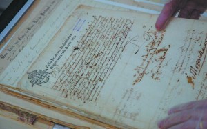 Documento oficial de 1667, escrito a punho. Quanto menos deteriorada está a folha, melhores são a conservação e a qualidade do papel