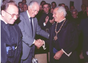 Goldemberg cumprimentando o então governador Franco Montoro durante a posse como reitor da USP, em 1986