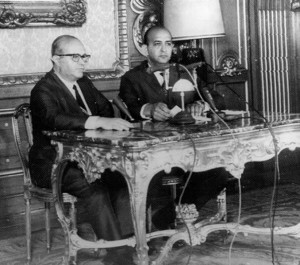 Ex-reitor Gama e Silva (à esquerda) ao anunciar o AI-5 ao lado do locutor da Voz do Brasil