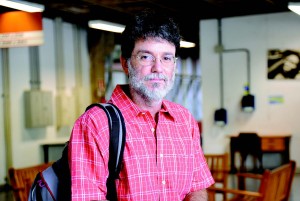 Atualmente, na sociedade em que vivemos, as cobranças do trabalho são levadas para casa, afirma o professor Leonardo Gomes Mello e Silva
