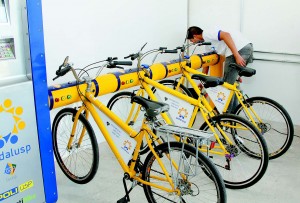 Em 2012, o projeto piloto Pedalusp permitia o empréstimo de bicicletasno campus por meio do Cartão USP. Segundo a Prefeitura, ele está sendoutilizado como base de dados para implantação de um novo sistema