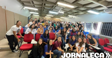 Grupo da gestão 23 da Jornalismo Júnior na primeira reunião do ciclo inicial. Foto tirada pela própria empresa.
