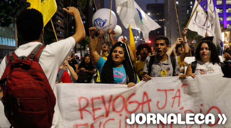 Protestos para revogação do NEM na Avenida Paulista em março de 2023.
